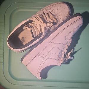 Nike Men's White and Black Stitched Sneakers